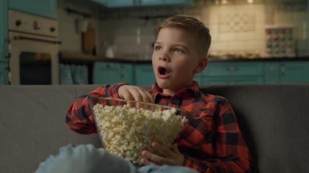 Pojke Som Äter Popcorn Och Tittar Barn Njuter Mellanmål Sittandes — Stockvideo