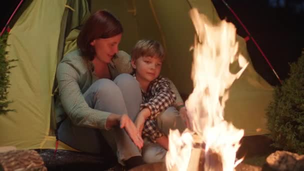 Mutter Und Sohn Sitzen Zelt Feuer Die Familie Genießt Den — Stockvideo