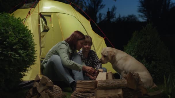 Mutter Und Sohn Versuchen Zelt Ein Feuer Entfachen Familiencampingurlaub — Stockvideo