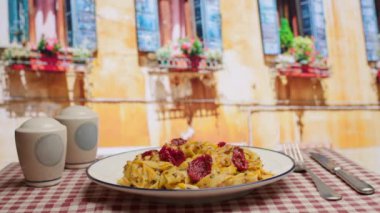 Kafedeki banka kartı ve NFC Terminali ile el ödeme. İtalyan restoranında online ödeme. 4K