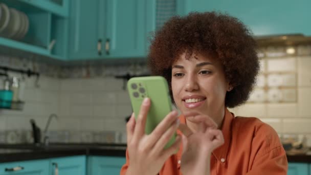 Mujer Negra Mostrando Pantalla Verde Del Teléfono Celular Cámara Mujer — Vídeos de Stock