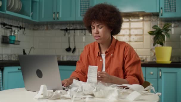 女人因舍弃收据而精疲力竭 非洲裔美国20多岁的女性厌倦了理财 — 图库视频影像