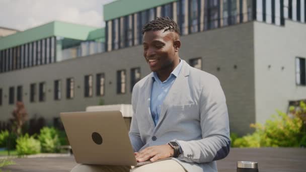 Черный Бизнесмен Находится Вершине Рейтинга Двадцатилетний Предприниматель Работающий Онлайн Сидит — стоковое видео