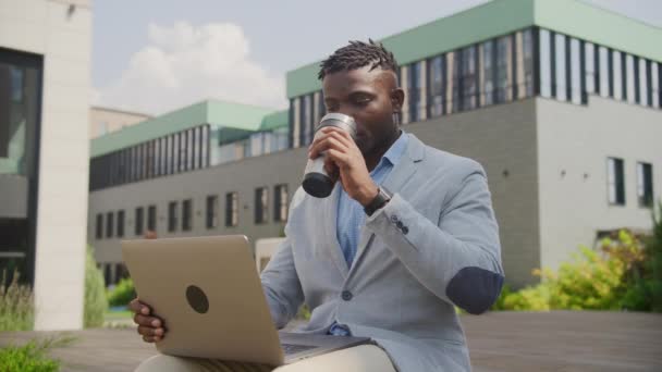 Black Businessman Получает Хорошие Новости Ноутбуке Счастливый Афро Американский Предприниматель — стоковое видео