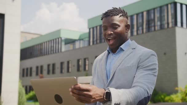 Чорний Бізнесмен Щасливий Виграти Онлайн Допомогою Ноутбука Африканський Американець Піднімає — стокове відео