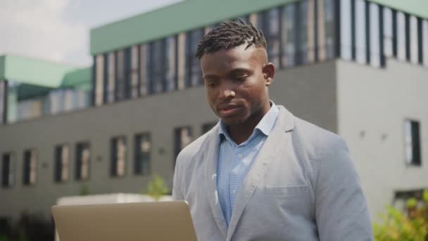 Чёрный Бизнесмен Читает Плохие Новости Ноутбуке Расстроенный Афроамериканец Использует Ноутбук — стоковое видео