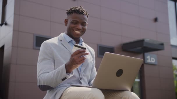 Black Businessman Оплата Онлайн Помощью Ноутбука Банковской Карты Афроамериканец Делает — стоковое видео