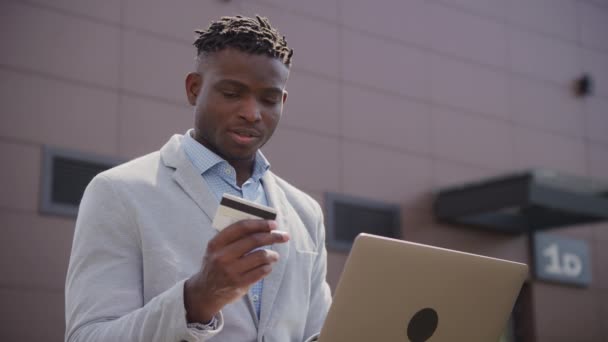 Black Businessman Failed Pay Online Using Credit Card Laptop Pago — Vídeos de Stock