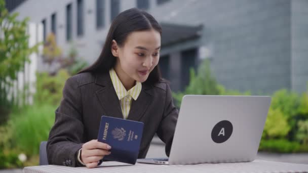 Azjatka Pracująca Amerykańskim Dokumentem Paszportowym Przy Użyciu Laptopa Letnia Bizneswoman — Wideo stockowe
