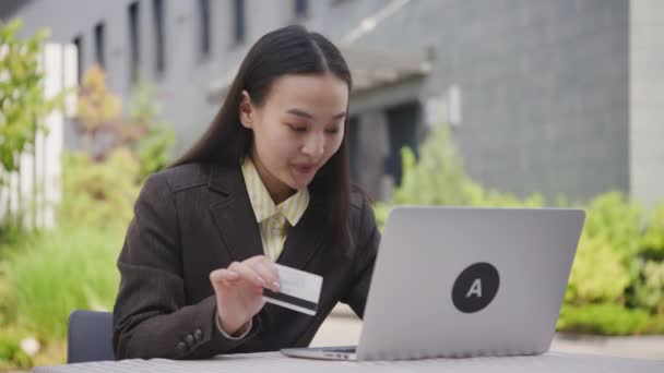 Азіатська Бізнес Леді Платить Онлайн Допомогою Ноутбука Банківської Картки Щаслива — стокове відео