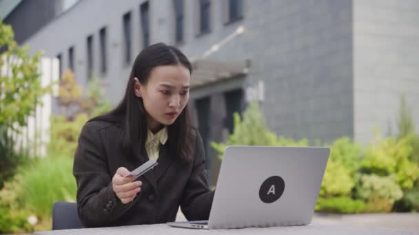아시아의 사업가가 카드와 노트북으로 온라인으로 지불하지 못했습니다 실패한 여자는 계좌에 — 비디오