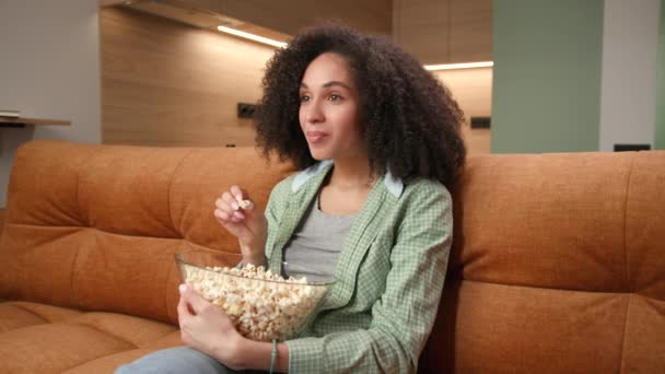 집에서 팝콘을 Tv를 20대 여성은 그릇과 소파에 시청을 즐긴다 4K는 — 비디오