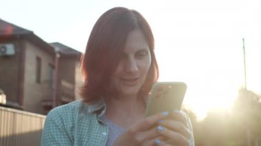 30 'ların Cep Telefonu Sokakta Ayakta Duran Kadın' ı. 4K