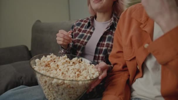 Paar Macht Spaß Zusammen Sitzen Auf Couch Millennial Mann Und — Stockvideo