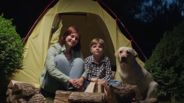 Mutter Kind Und Hund Sitzen Nachts Zelt Lagerfeuer Und Schauen — Stockvideo