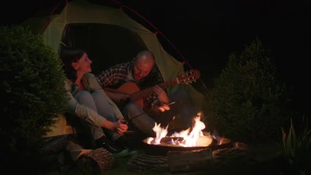 Άνθρωπος Που Παίζει Κιθάρα Κάθεται Στην Σκηνή Από Campfire Νύχτα — Αρχείο Βίντεο