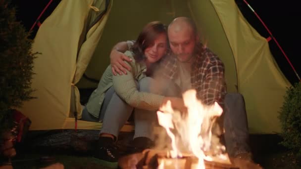 Para Przytulająca Siedząc Namiocie Kempingowym Niedaleko Campfire Kochający Mężczyzna Kobieta — Wideo stockowe