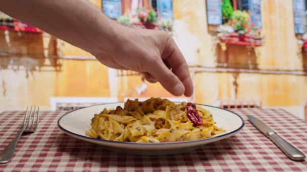 Mano Sirviendo Pasta Con Tomates Secos Mesa Restaurante Comida Italiana — Vídeos de Stock