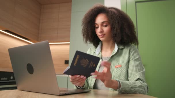 Kobieta Pisząca Laptopie Trzymająca Paszport Usa Czarna Kobieta Pracująca Amerykańskim — Wideo stockowe