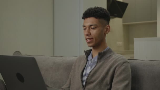 Évekbeli Férfi Videóhívással Laptoppal Fekete Férfi Beszél Számítógéphez Aki Otthon — Stock videók