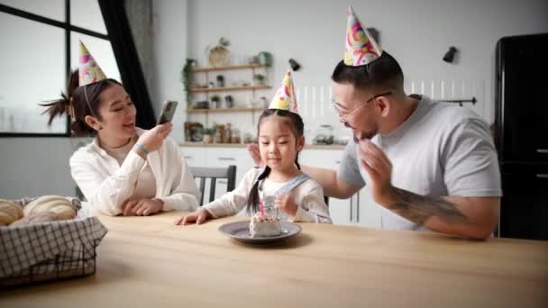 Ázsiai Család Ünnepli Gyerekek Születésnapját Otthon Anya Apa Szülinapi Tortával — Stock videók
