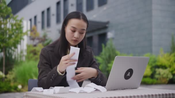 Empresaria Gestionando Finanzas Fuera Joven Mujer Asiática Adulta Sosteniendo Recibo — Vídeos de Stock