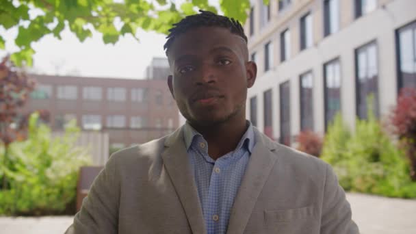 カメラを見ている黒人のビジネスマン アフリカ系アメリカ人男性が話したり聞いたり ウェブカムビュー パブリック 4Kについて — ストック動画