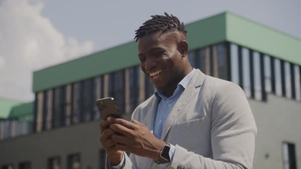 Zwarte Man Typt Mobiele Telefoon Buiten Glimlachende Afro Amerikaanse Zakenman — Stockvideo
