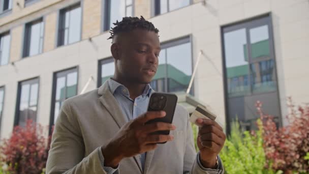 Black Businessman Paying Online Callphone Credit Card Афроамериканец Делает Онлайн — стоковое видео