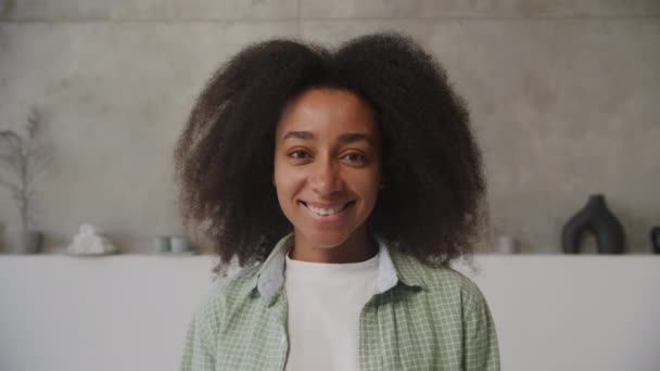 Retrato Mulher Negra Alegre Afro Americano 20S Fêmea Sorrindo Olhando — Vídeo de Stock