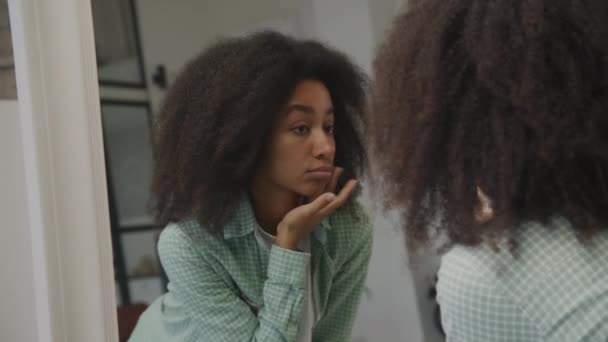 Mujer Negra Revisando Arrugas Reflejo Espejo Joven Adulto Afroamericano Hembra — Vídeos de Stock