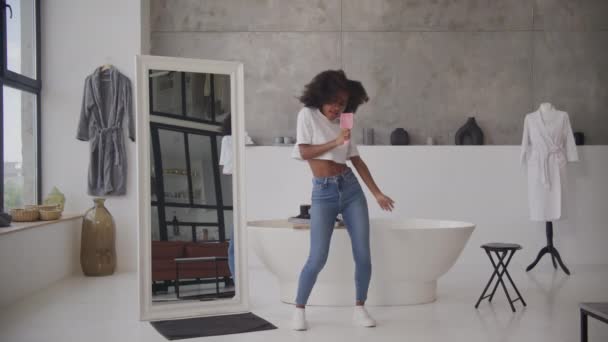 Czarna Kobieta Śpiewa Szczotce Włosów Jako Mikrofon Szczęśliwa Afroamerykanka Tańcząca — Wideo stockowe