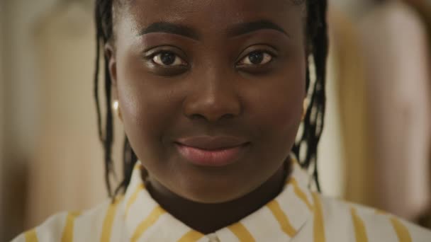 Retrato Mujer Negra Alegre Hembra Afroamericana Sonriendo Mirando Cámara — Vídeos de Stock