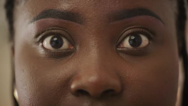 Afrikaanse Vrouwelijke Ogen Openen Zich Van Dichtbij Een Glimlachende Zwarte — Stockvideo