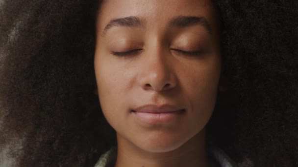 Portrét Černošky Veselá Afroameričanka Usmívá Kamery Zpomal — Stock video