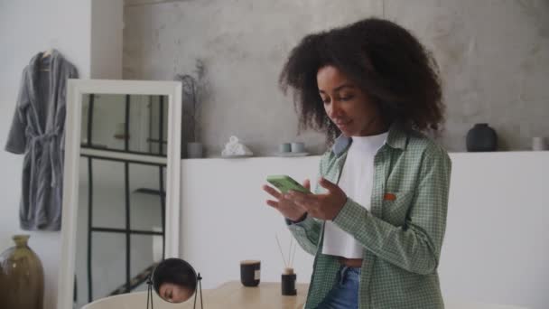 Tuvalette Oturan Siyah Kadın Cep Telefonuna Bakıyor Afro Amerikalı Kadın — Stok video