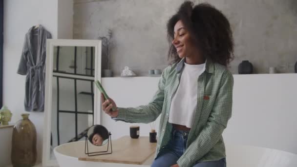 Чёрные Женщина Мобильном Телефоне Видеозвонок Дома Афроамериканка Чатится Онлайн Сидя — стоковое видео