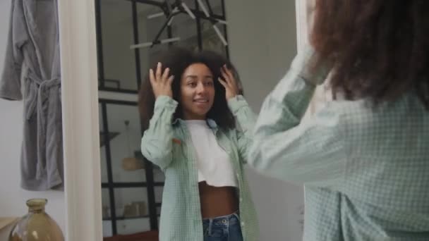 Femme Noire Admirant Elle Même Miroir Jeune Femme Afro Américaine — Video