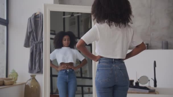 Siyah Kadın Banyo Aynasında Kendine Hayran Zayıf Afrikalı Amerikalı Kadın — Stok video