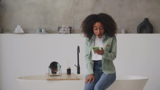 Černá Žena Čte Dobré Zprávy Mobilu Afroameričanka Velmi Šťastná Použitím — Stock video