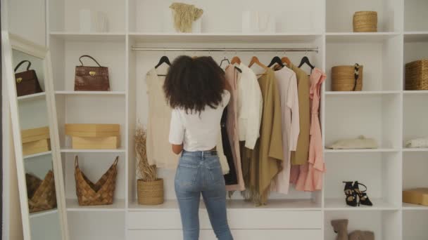 Svarta Kvinnan Väljer Kläder Garderoben Ung Vuxen Kvinna Beundrar Sig — Stockvideo