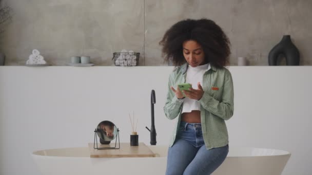 Black Woman Surfing Online Callphone Sitting Bathroom Афро Американская Женщина — стоковое видео