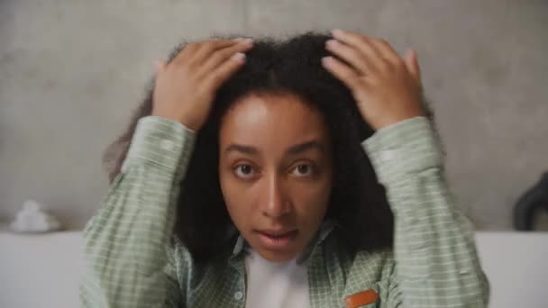 Femme Noire Admirant Elle Même Miroir Pov Jeune Femme Afro — Video