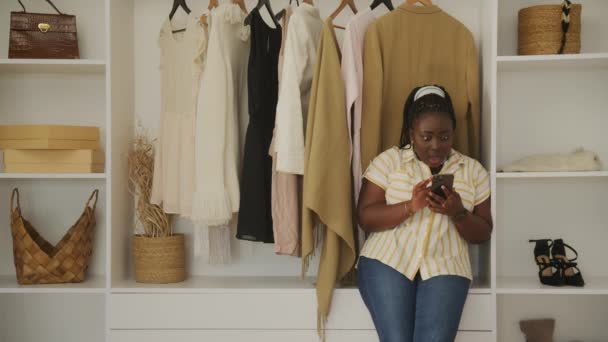 Schwarze Frau Liest Gute Nachrichten Auf Dem Handy Afrikanerinnen Sind — Stockvideo