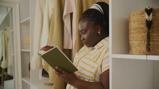 Африканская Женщина Читает Книгу Дома Черная Женщина Любит Читать Литературу — стоковое видео