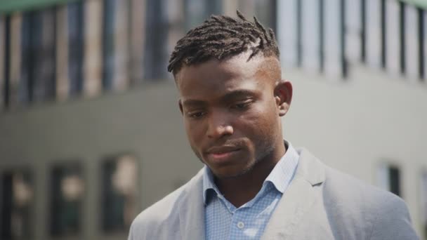 Hombre Negro Conmocionado Lee Malas Noticias Cerca Empresario Africano Trastornado — Vídeo de stock