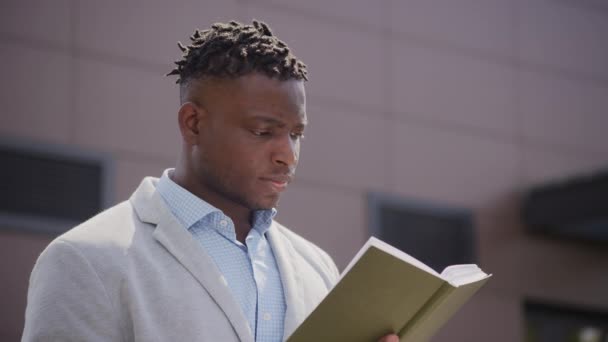 Hombre Negro Leyendo Libro Afuera Hombre Negocios Disfruta Leyendo Libro — Vídeos de Stock