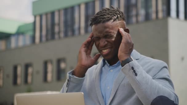 Black Businessman Har Huvudvärk Utanför Afrikansk Amerikansk Man Gnuggar Tempel — Stockvideo