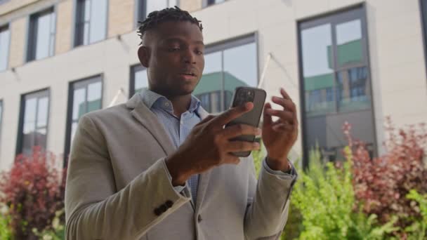 Siyah Adam Cep Telefonundan Kötü Haber Alıyor Afrikalı Işadamı Dışarıda — Stok video