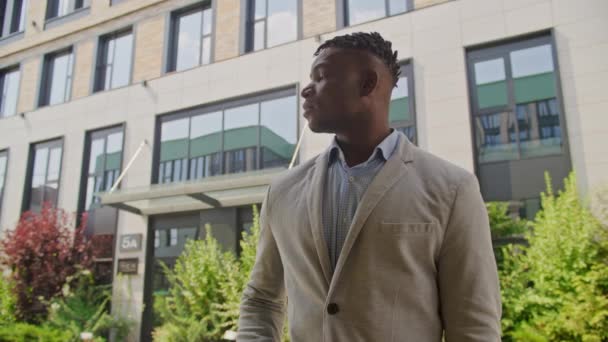 Selvsikker Black Businessman Portræt Afroamerikansk Mand Står Udenfor Kigger Kameraet – Stock-video